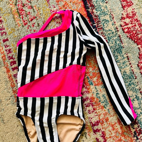 Girls stripped Leo for dance - Picture 2 of 4